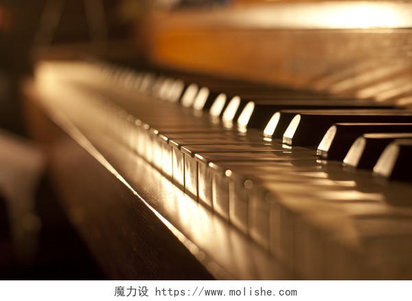 古董钢琴上的钢琴键图片